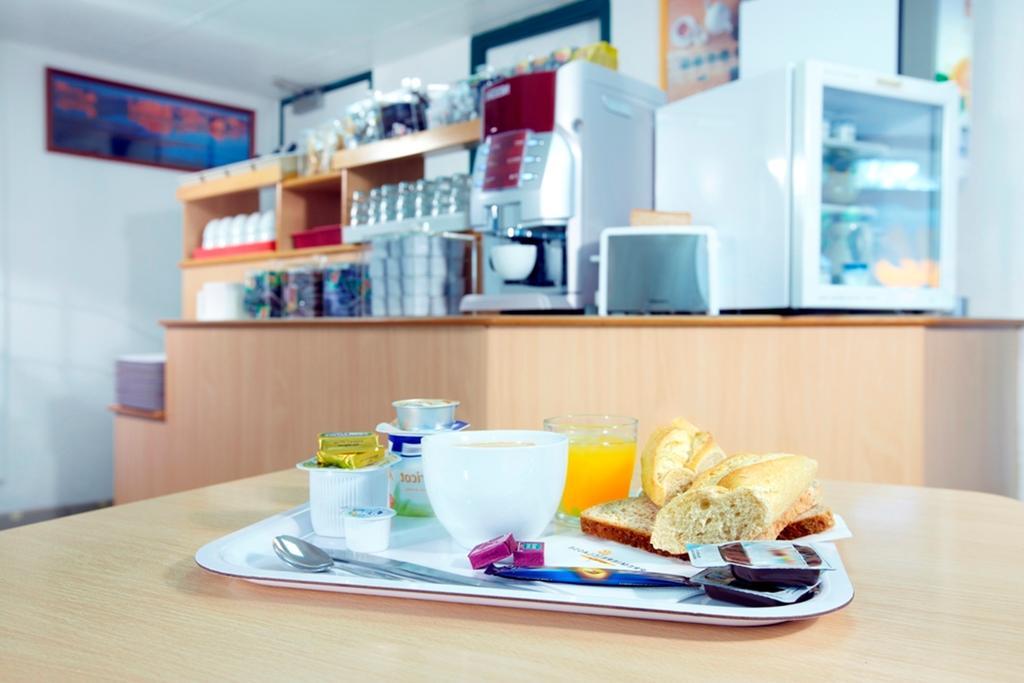 Premiere Classe Évreux Eksteriør billede A typical breakfast