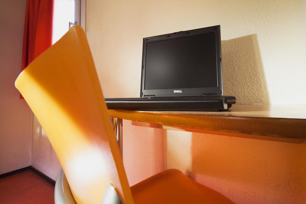 Premiere Classe Évreux Værelse billede A Dell Studio 17