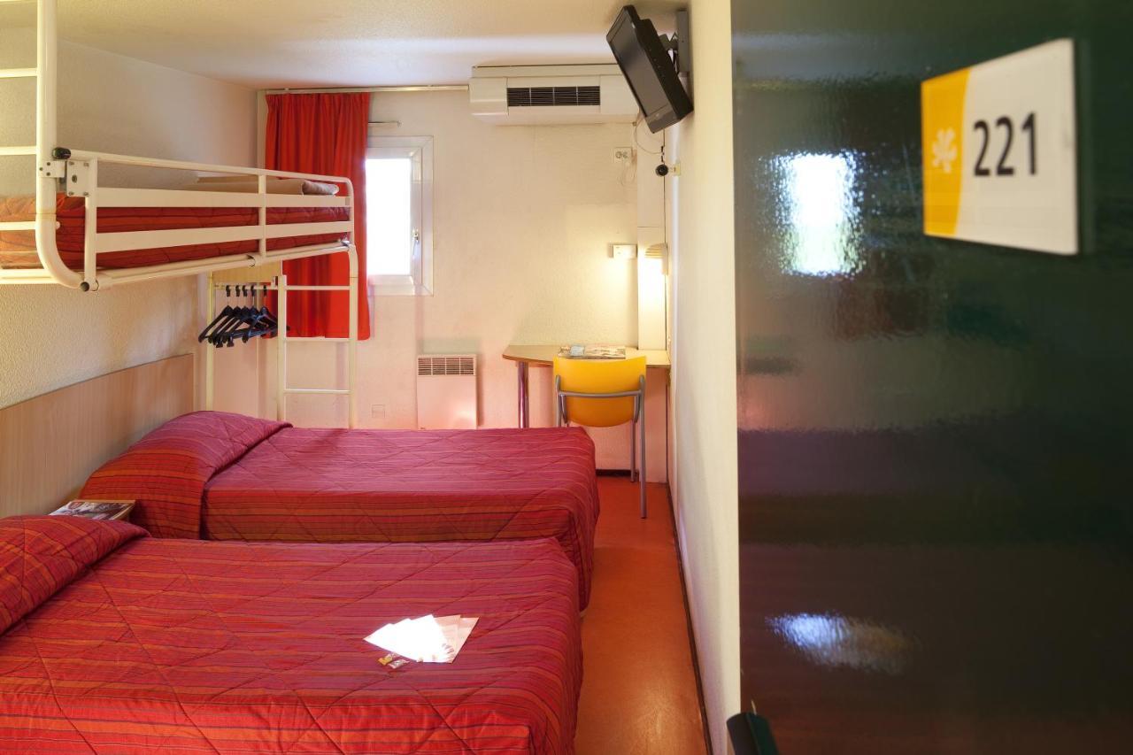 Premiere Classe Évreux Eksteriør billede A typical room at a hotel