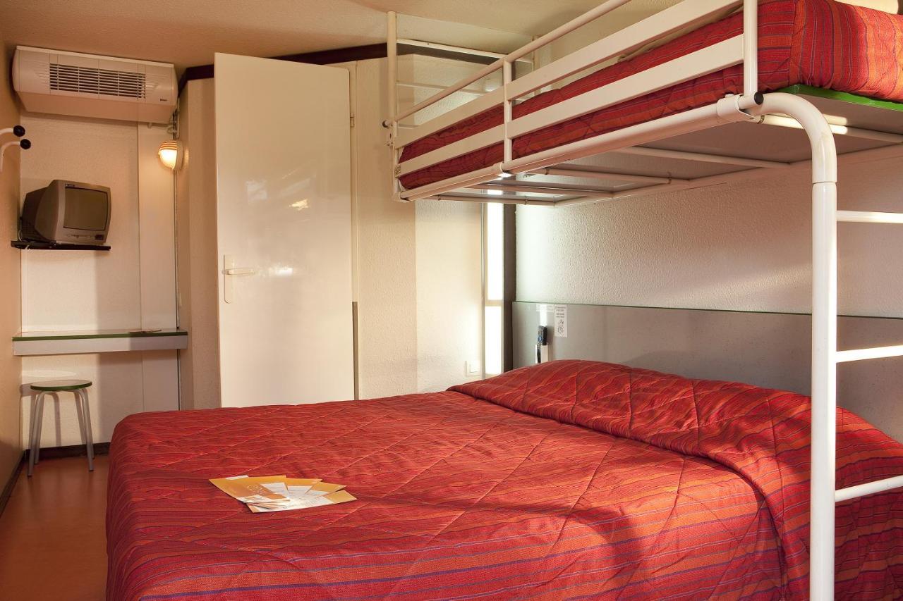 Premiere Classe Évreux Eksteriør billede A typical room at the hotel