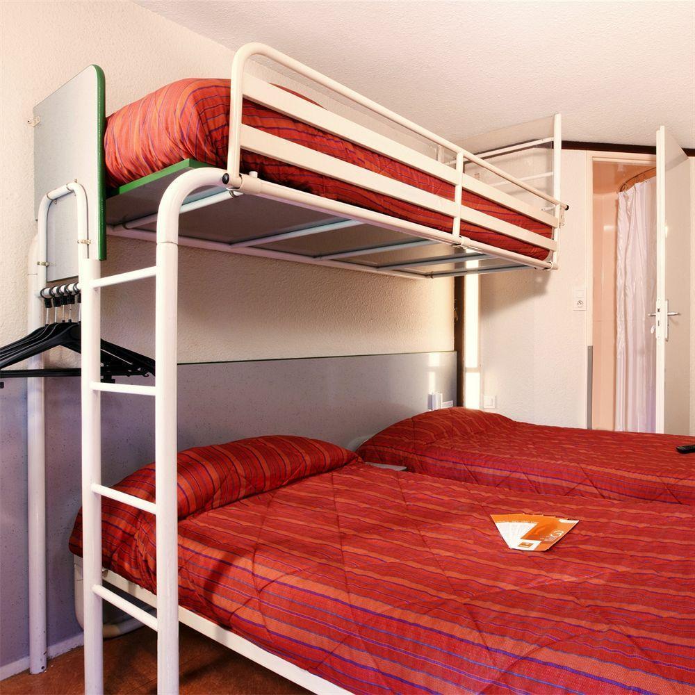 Premiere Classe Évreux Eksteriør billede A typical room at a hotel