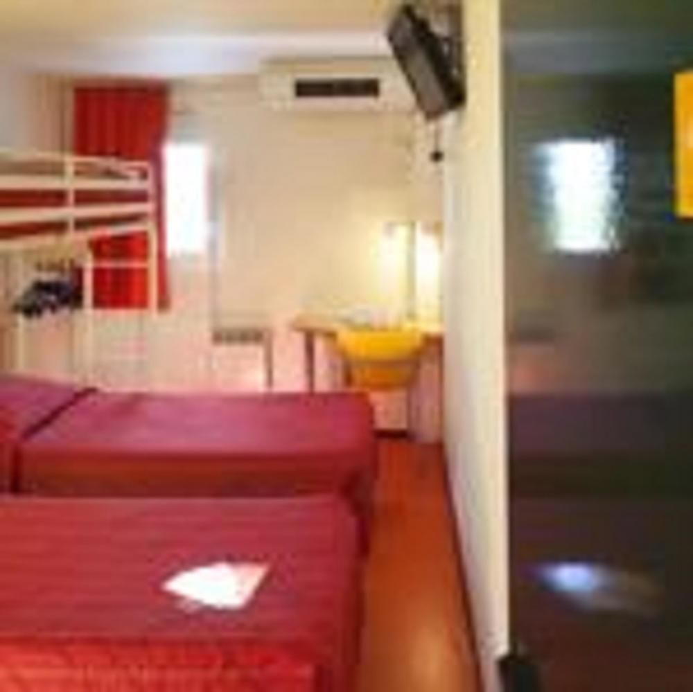 Premiere Classe Évreux Eksteriør billede A typical room at a love hotel