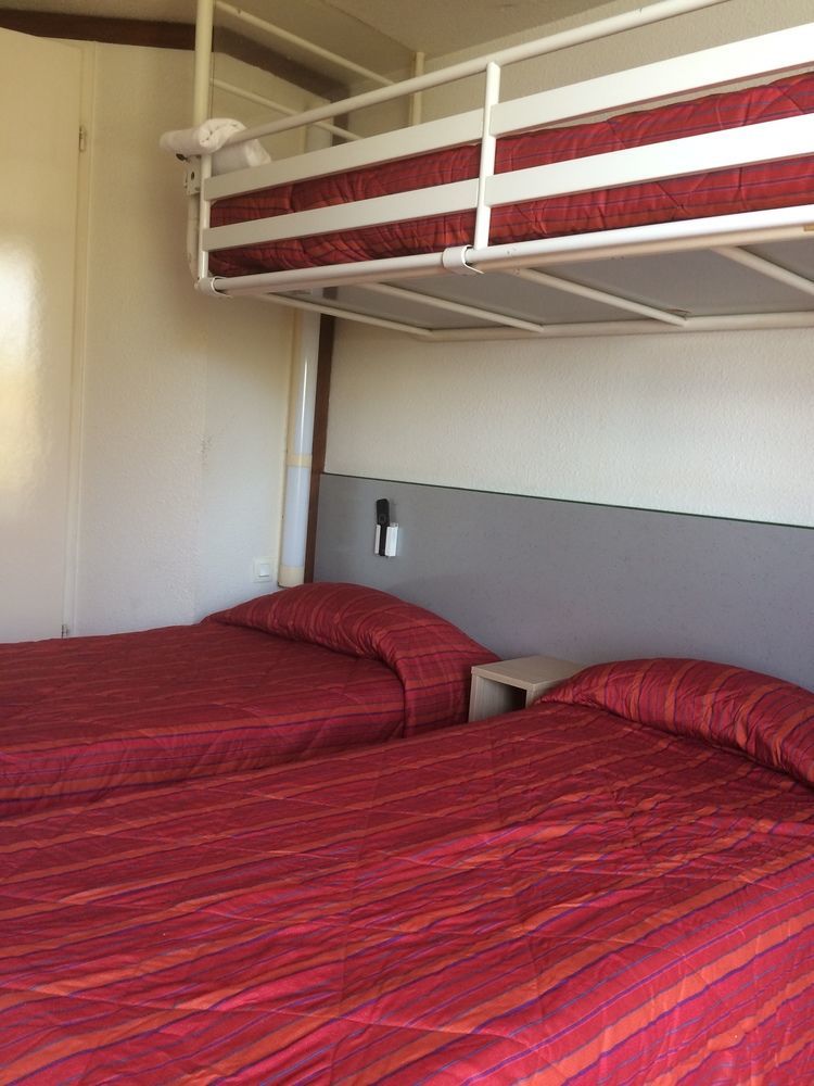 Premiere Classe Évreux Eksteriør billede Bunk beds in a hotel room