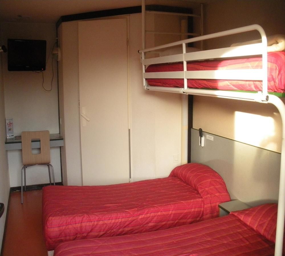 Premiere Classe Évreux Eksteriør billede A typical room at a youth hostel