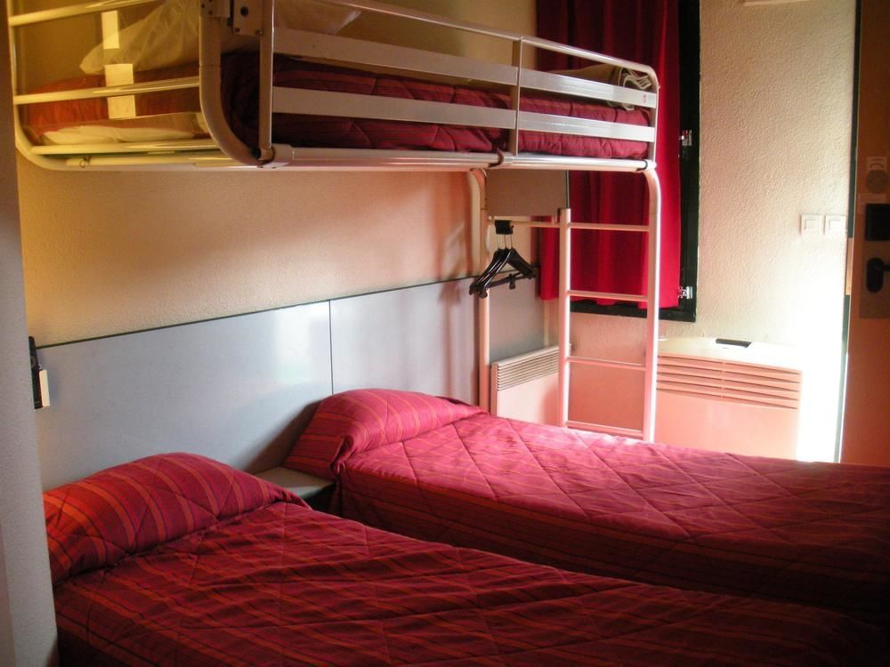 Premiere Classe Évreux Eksteriør billede A typical room at a French Ibis budget hotel