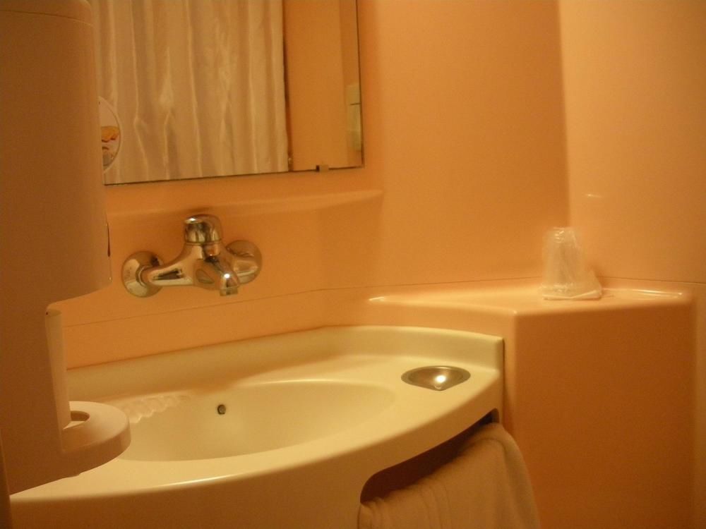 Premiere Classe Évreux Eksteriør billede A washbasin