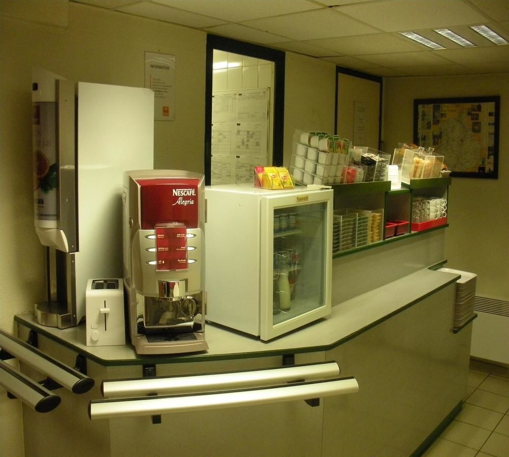 Premiere Classe Évreux Eksteriør billede A coffee machine in a hospital
