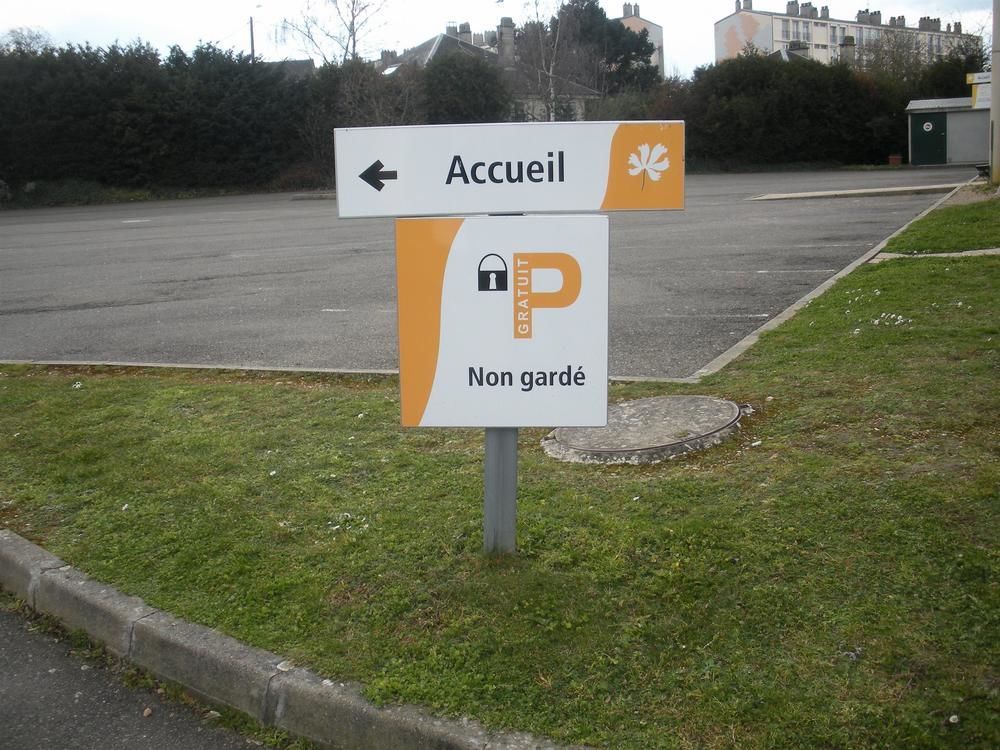 Premiere Classe Évreux Eksteriør billede A sign in French