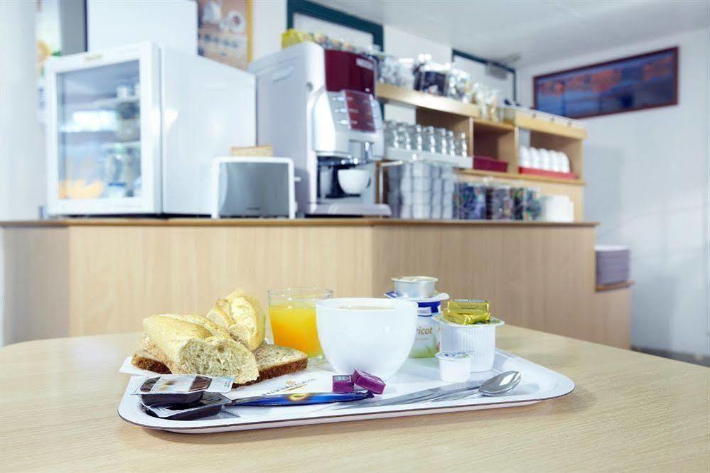 Premiere Classe Évreux Eksteriør billede A typical breakfast at a German hotel