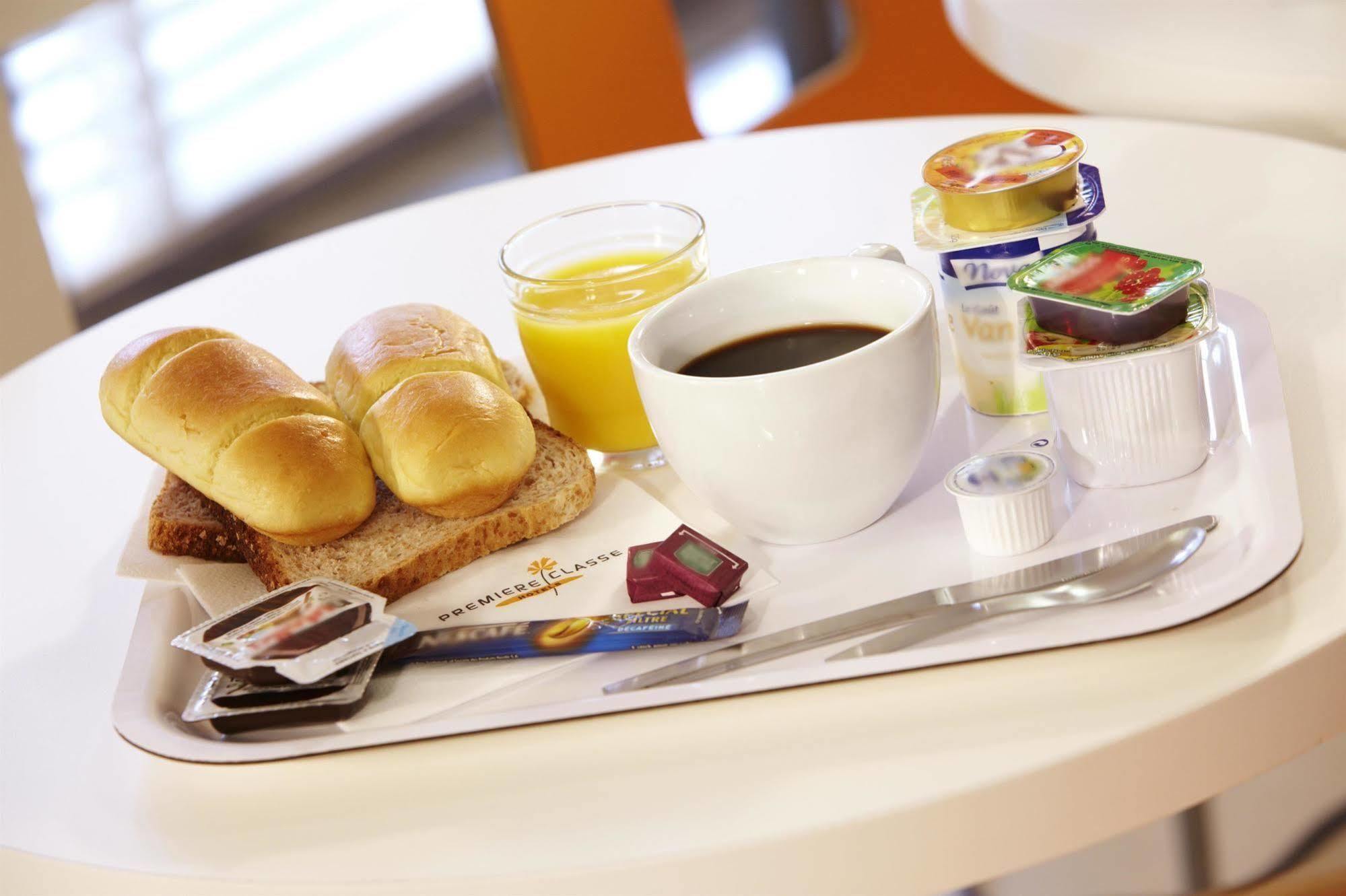 Premiere Classe Évreux Eksteriør billede A typical breakfast