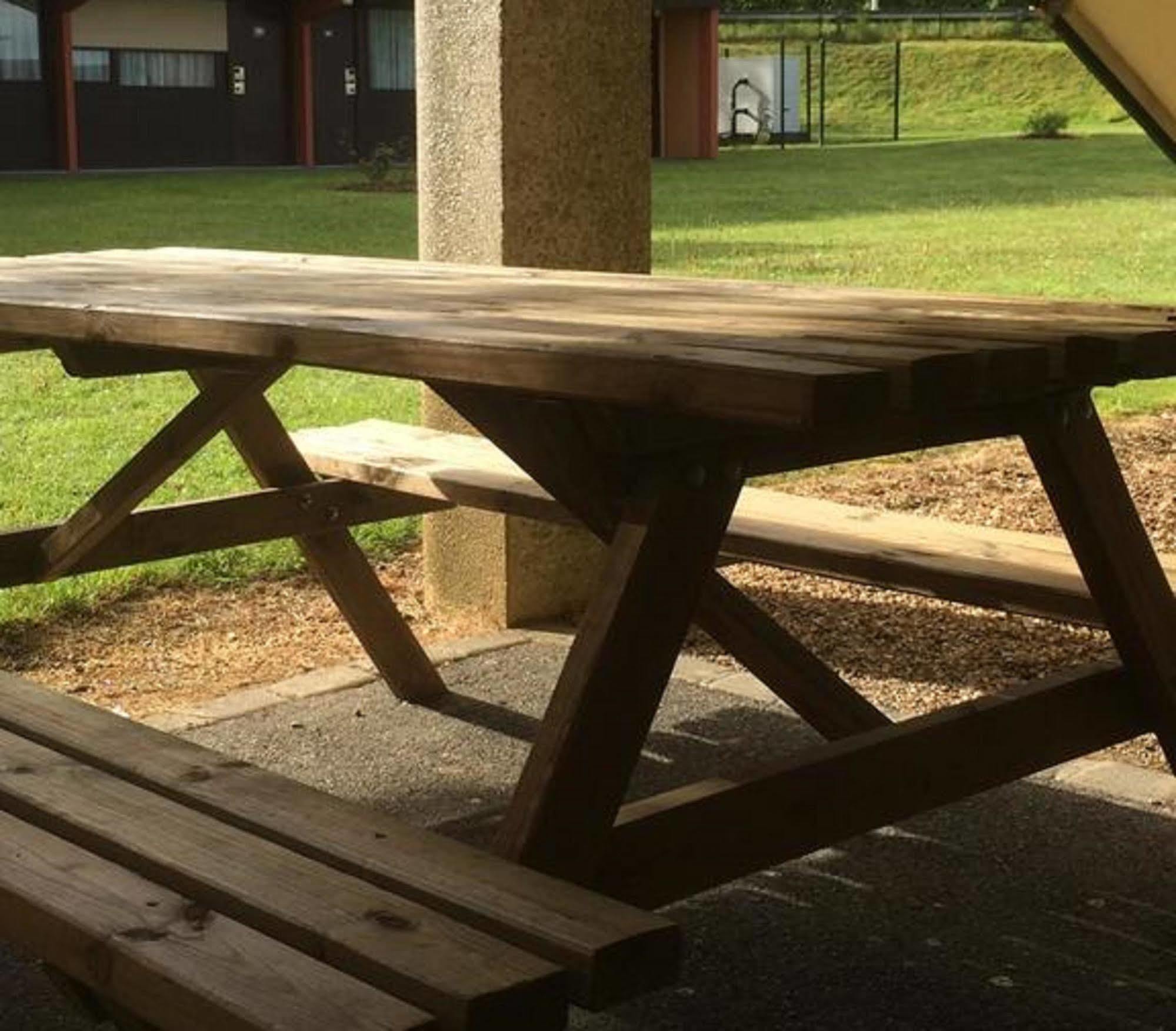 Premiere Classe Évreux Eksteriør billede A picnic table