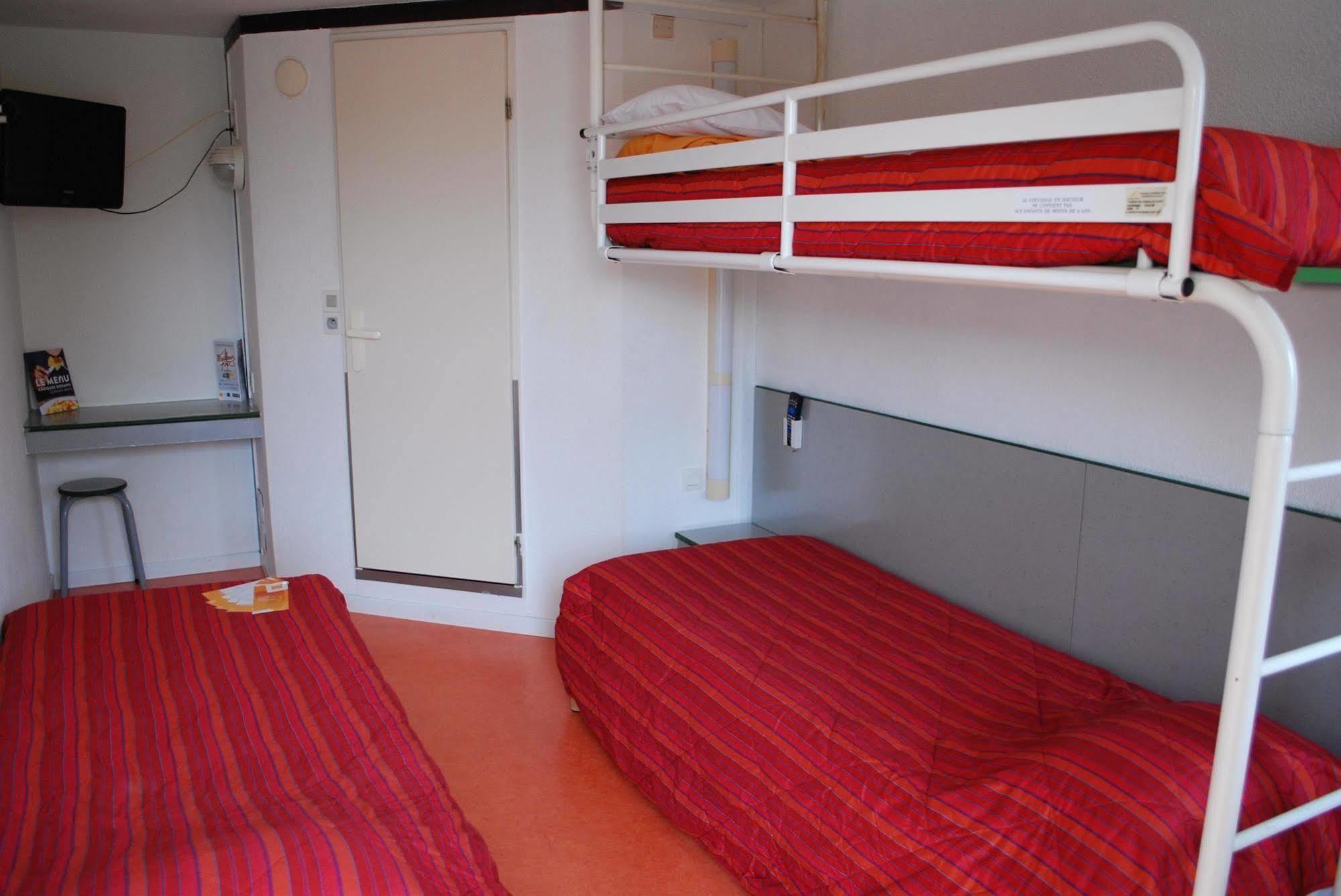 Premiere Classe Évreux Eksteriør billede A typical room at a youth hostel