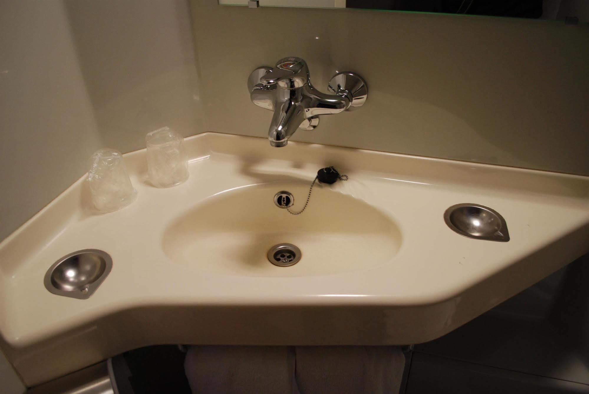 Premiere Classe Évreux Eksteriør billede A typical lavatory